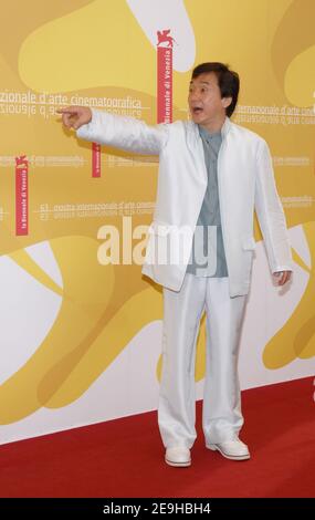 Cast-Mitglied Jacky Chan posiert während der Fotozelle für seinen neuen Film 'Rob-B-Hood' auf dem jährlich stattfindenden Venice Film Festival 63rd in Venedig, Italien, am 7. September 2006. Foto von Nicolas Khayat/ABACAPRES.COM Stockfoto