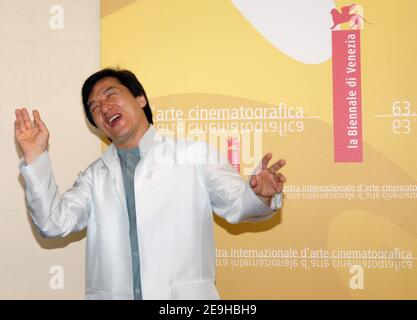 Cast-Mitglied Jacky Chan posiert während der Fotozelle für seinen neuen Film 'Rob-B-Hood' auf dem jährlich stattfindenden Venice Film Festival 63rd in Venedig, Italien, am 7. September 2006. Foto von Nicolas Khayat/ABACAPRES.COM Stockfoto