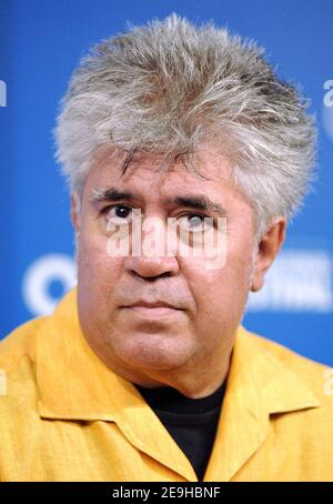 Regisseur Pedro Almodovar nimmt an der "Volver" Pressekonferenz während des Toronto International Film Festival am 8. September 2006 im Sutton Place Hotel in Toronto, Kanada, Teil. Foto von Olivier Douliery/ABACAPRESS.COM Stockfoto