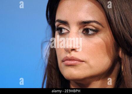 Die Schauspielerin Penelope Cruz nimmt an der "Volver" Pressekonferenz während des Toronto International Film Festival Teil, das am 8. September 2006 im Sutton Place Hotel in Toronto, Kanada, stattfand. Foto von Olivier Douliery/ABACAPRESS.COM Stockfoto