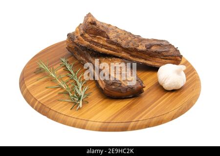 Köstliche handwerklich ganze geräucherte Platte Speck auf einem Schneideblock. Stockfoto