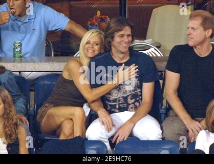 Jim Carrey und Jenny McCarthy nehmen am 2006 US Open Wome Finale Teil, das am 9. September 2006 in Flushing Meadow in New York City, NY, USA gespielt wurde. Foto von Lionel Hahn/Cameleon/ABACAPRESS.COM Stockfoto