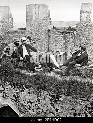Foto des späten 19th. Jahrhunderts - Kissing the Blarney Stone, Irland Stockfoto