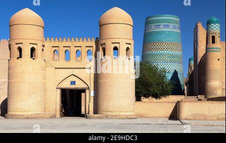 Mauer von Itchan Kala (Ichon Qala) - Westtor (ATA Darvoza) - Chiva (Chiva, Heva, Xiva, Chiwa, Khiveh) - Xorazm Provinz - Usbekistan - Stadt auf der sil Stockfoto