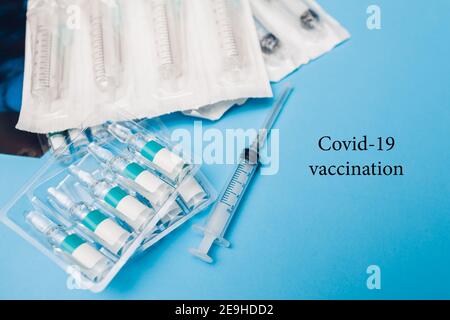 Covid-19 Corona cirus 2019-ncov Impfstoffflaschen mit Spritzen. Impfung, Behandlung von Infektionen während einer Pandemie. Draufsicht der Medizin für Injektion Stockfoto