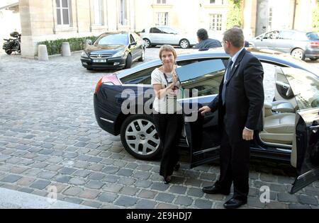 Der französische Beschäftigungsminister Gerard Larcher empfängt am 11. September 2006 MEDEF-Präsident Laurence Parisot in seinem Ministerium in Paris. Foto von Nicolas Chaveau/ABACAPRESS.COM Stockfoto