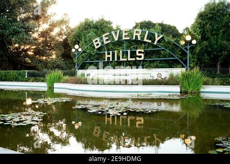 Beverly Hills Monument Schild am Seerosenteich im Beverly Gardens Park. Beverly Hills, Los Angeles, CA, USA. September 2019 Stockfoto