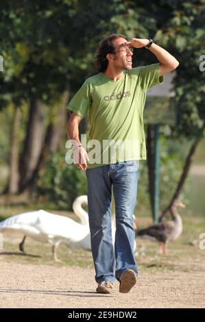 Der französische Yohan Diniz posiert für unseren Fotografen in Vincennes, in der Nähe von Paris, Frankreich am 12. September 2006, nachdem er die Herren 50km bei den Leichtathletik-Europameisterschaften in Göteborg, Schweden, am 10. August 2006 gewonnen hat. Foto von Stephane Kempinaire/Cameleon/ABACAPRESS.COM Stockfoto