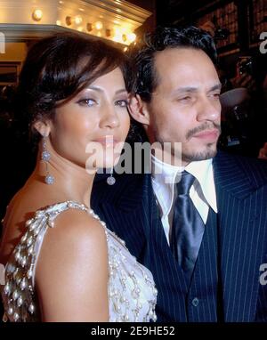 Die Schauspielerin Jennifer Lopez und ihr Ehemann, Schauspieler/Sänger Marc Anthony, kommen am 12. September 2006 bei der Vorführung von "El Cantante" beim Internationalen Filmfestival im Elgin Theatre in Toronto, Kanada, an. Foto von Olivier Douliery/ABACAPRESS.COM Stockfoto