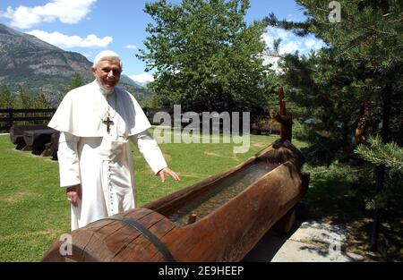 Papst Benedikt XVI. Im Sommerurlaub in den italienischen Alpen am 2005. Juli in Les Combes, Italien. Foto von ABACAPRESS.COM Stockfoto