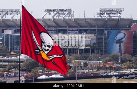 Tampa, Usa. Februar 2021, 04th. Eine Tampa Bay Buccaneers Flagge fliegt vor Raymond James Stadium vor Super Bowl LV in Tampa, Florida am Donnerstag, 4. Februar 2021. Die Buccaneers werden die Kansas City Chiefs im ersten Super Bowl spielen, wo das Heimteam das Spiel ausrichten wird. Foto von Kevin Dietsch/UPI Kredit: UPI/Alamy Live News Stockfoto