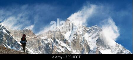 Oben auf Lhotse und Nuptse mit Sturm, Turist und Schneewolken auf der Spitze Stockfoto