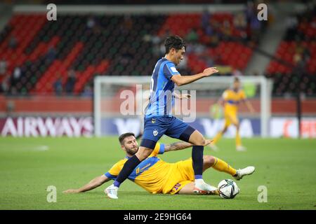 DOHA, KATAR - FEBRUAR 04: Young-woo Seol von Ulsan Hyundai wird von André-Pierre Gignac von Tigres UANL während Tigres UANL gegen Ulsan Hyundai FC am 4. Februar 2021 in Doha, Katar, angegangen. (Foto von Colin McPhedran/MB Media) Stockfoto