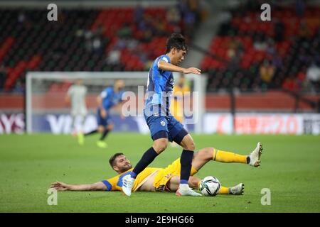 DOHA, KATAR - FEBRUAR 04: Young-woo Seol von Ulsan Hyundai wird von André-Pierre Gignac von Tigres UANL während Tigres UANL gegen Ulsan Hyundai FC am 4. Februar 2021 in Doha, Katar, angegangen. (Foto von Colin McPhedran/MB Media) Stockfoto