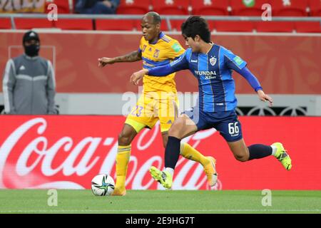 DOHA, KATAR - FEBRUAR 04: Luis Quiñones von Tigres UANL und Young-woo Seol von Ulsan Hyundai während Tigres UANL gegen Ulsan Hyundai FC am 4. Februar 2021 in Doha, Katar. (Foto von Colin McPhedran/MB Media) Stockfoto