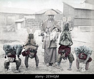 Ende des 19th. Jahrhunderts Fotografie - Kind Straße Akrobaten, Künstler, Japan, c.1880 Stockfoto