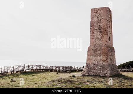 Dunas de Artola - Naturpark in Marbella, Costa del Sol, Spanien. Holzweg, touristische Attraktionen. Stockfoto