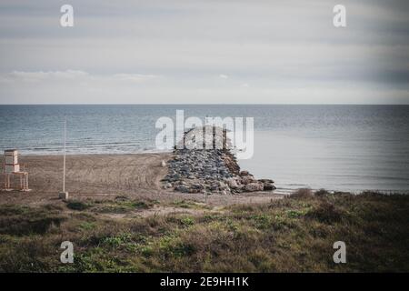 Dunas de Artola - Naturpark in Marbella, Costa del Sol, Spanien. Holzweg, touristische Attraktionen. Stockfoto