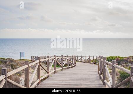 Dunas de Artola - Naturpark in Marbella, Costa del Sol, Spanien. Holzweg, touristische Attraktionen. Stockfoto