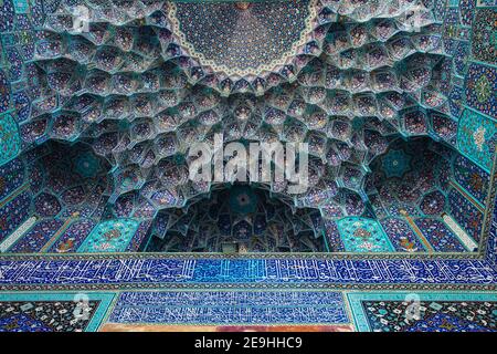 Nahaufnahme einer historischen bunten Decke mit prächtigen Mustern In Shahrisabz Usbekistan Stockfoto