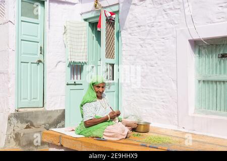 Indien Jaisalmer Alte Frau, Die Draußen Das Abendessen Zubereitete Stockfoto