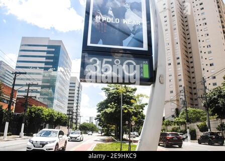 Sao Paulo, Sao Paulo, Brasilien. Februar 2021, 4th. (INT) Wetterlage in Sao Paulo. 4. Februar 2021, Sao Paulo, Brasilien: Straßenthermometer zeigen 35 Grad celsius im Viertel Interlagos, im Süden von Sao Paulo, an diesem Donnerstag Nachmittag (04).Quelle: Adeleke Anthony Fote/Thenews2 Quelle: Adeleke Anthony Fote/TheNEWS2/ZUMA Wire/Alamy Live News Stockfoto