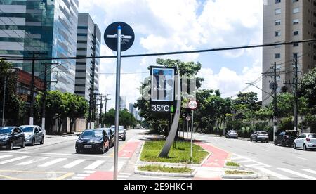 Sao Paulo, Sao Paulo, Brasilien. Februar 2021, 4th. (INT) Wetterlage in Sao Paulo. 4. Februar 2021, Sao Paulo, Brasilien: Straßenthermometer zeigen 35 Grad celsius im Viertel Interlagos, im Süden von Sao Paulo, an diesem Donnerstag Nachmittag (04).Quelle: Adeleke Anthony Fote/Thenews2 Quelle: Adeleke Anthony Fote/TheNEWS2/ZUMA Wire/Alamy Live News Stockfoto