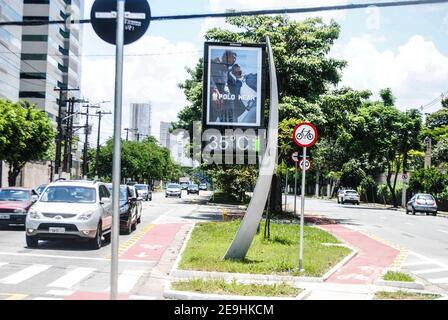 Sao Paulo, Sao Paulo, Brasilien. Februar 2021, 4th. (INT) Wetterlage in Sao Paulo. 4. Februar 2021, Sao Paulo, Brasilien: Straßenthermometer zeigen 35 Grad celsius im Viertel Interlagos, im Süden von Sao Paulo, an diesem Donnerstag Nachmittag (04).Quelle: Adeleke Anthony Fote/Thenews2 Quelle: Adeleke Anthony Fote/TheNEWS2/ZUMA Wire/Alamy Live News Stockfoto