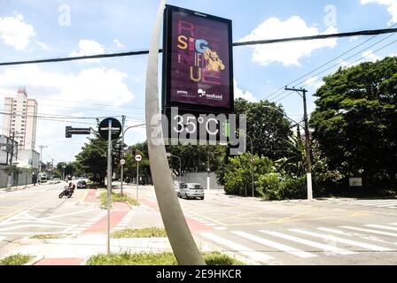 Sao Paulo, Sao Paulo, Brasilien. Februar 2021, 4th. Sao Paulo (SP), 04/02/2021 - CLIMA DO TEMPO - OS Termometros medem 35 graus na regiao de interlagos, na zona sul de Sao Paulo, nesta tarde de Quinta-feira Credit: Adeleke Anthony Fote/TheNEWS2/ZUMA Wire/Alamy Live News Stockfoto