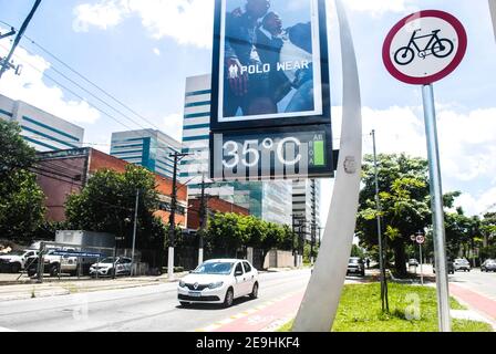 Sao Paulo, Sao Paulo, Brasilien. Februar 2021, 4th. Sao Paulo (SP), 04/02/2021 - CLIMA DO TEMPO - OS Termometros medem 35 graus na regiao de interlagos, na zona sul de Sao Paulo, nesta tarde de Quinta-feira Credit: Adeleke Anthony Fote/TheNEWS2/ZUMA Wire/Alamy Live News Stockfoto