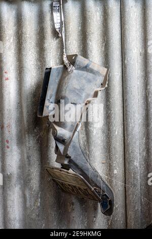 NAKHON NAYOK, THAILAND, JULI 07 2020, ein alter Heckkotflügel eines Motorrades mit einem Nummernschild, das an der Wand in der Werkstatt hängt. Stockfoto