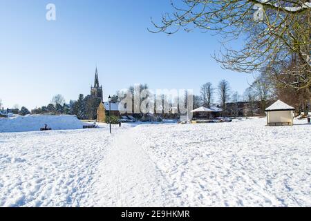 OAKHAM, RUTLAND, ENGLAND- 25 JANUAR 2021: Cutts Close Park an einem verschneiten Tag Stockfoto