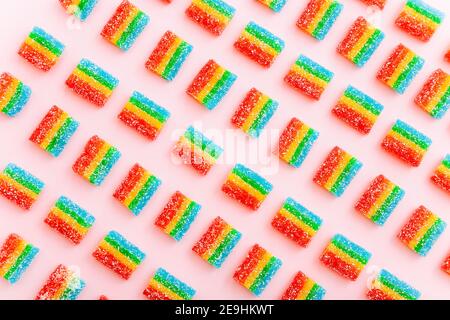 Rainbow saftig gummy Süßigkeiten Hintergrund. Muster aus Gelee Süßigkeiten auf rosa Hintergrund Stockfoto