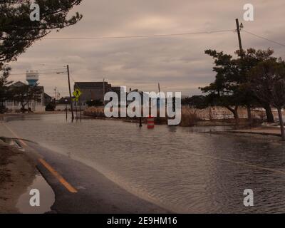 Überschwemmungen als Folge einer Nor'oster entlang der Küste von New Jersey. Lokale Straßen in Lavallette im Ocean County zeugen von der Anfälligkeit der Gebiete. Stockfoto