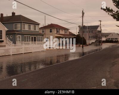 Überschwemmungen als Folge einer Nor'oster entlang der Küste von New Jersey. Lokale Straßen in Lavallette im Ocean County zeugen von der Anfälligkeit der Gebiete. Stockfoto