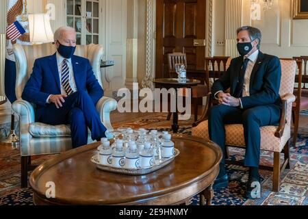 Washington, Vereinigte Staaten Von Amerika. Februar 2021, 04th. US-Außenminister Antony Blinken, rechts, trifft Präsident Joe Biden im Außenministerium Harry S. Truman Building am 4. Februar 2021 in Washington, DC. Quelle: Planetpix/Alamy Live News Stockfoto