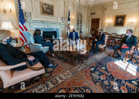 Washington, Vereinigte Staaten Von Amerika. Februar 2021, 04th. US-Präsident Joe Biden, Mitte, während eines Treffens im Außenministerium Harry S. Truman Gebäude 4. Februar 2021 in Washington, DC. Von links nach rechts sitzen: Nationale Sicherheitsberaterin der Vizepräsidentin Nancy McEldowney, Vizepräsidentin Kamala Harris, Präsident Biden, Staatssekretär Antony Blinken und Nationale Sicherheitsberaterin der Präsidentin Jake Sullivan. Quelle: Planetpix/Alamy Live News Stockfoto