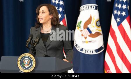 Washington, Vereinigte Staaten Von Amerika. Februar 2021, 04th. US-Vizepräsident Kamala Harris spricht Mitarbeiter des Außenministeriums Harry S. Truman Building 4. Februar 2021 in Washington, DC. Quelle: Planetpix/Alamy Live News Stockfoto