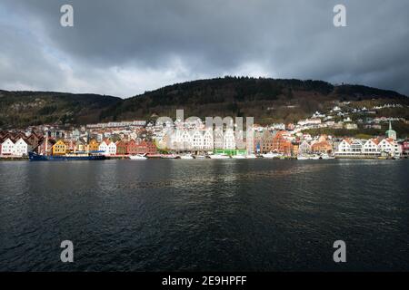 Bryggen und Bergen Havn (Hafen), Norwegen. Stockfoto