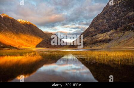 Glencoe, Schottland: Abendlicht spielt auf den Highlands bei Glencoe mit Reflexionen auf dem Fluss Coe Stockfoto