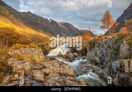 Glencoe, Schottland: Clachaig fällt im Spätherbst auf den Fluss Coe im schottischen Hochland Stockfoto