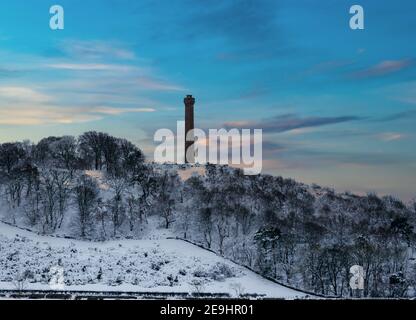 Viktorianisches Hopetoun-Denkmal auf dem Byres Hill mit Schnee im Winter bei Sonnenaufgang, East Lothian, Schottland, Großbritannien Stockfoto