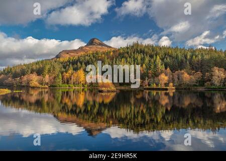 Glencoe, Schottland: Glencoe Lochan mit Fallreflexionen und dem Pap in der Ferne Stockfoto