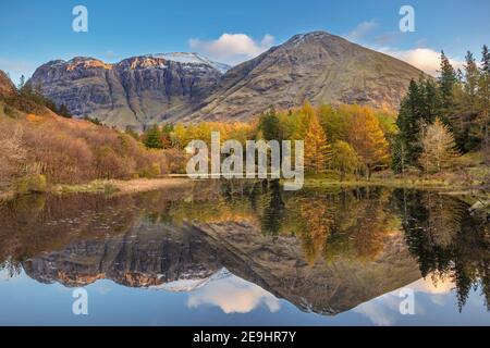 Glencoe, Schottland: Ein kleiner Teich mit Herbstspiegelungen und den Bergen von Glen Coe Stockfoto