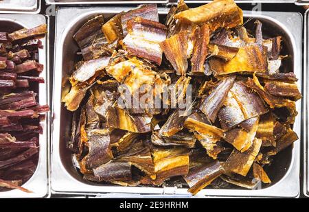 Geräucherter Meeresboden in Stahlbehältern Stockfoto