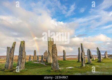 Isle of Lewis and Harris, Schottland: Regenbogen und der Himmel auf den Callanish Standing Stones Stockfoto