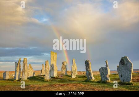 Isle of Lewis und Harris, Schottland: Doppelter Regenbogen und helllichter Himmel bei den Callanish Standing Stones Stockfoto