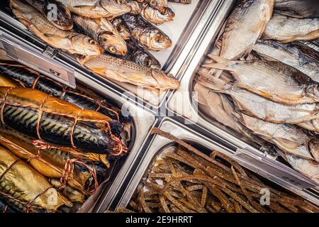 Verschiedene geräucherte und getrocknete Fische auf dem Markt Stockfoto