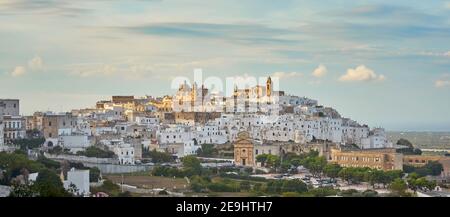 Panoramablick auf die weiße Skyline von Ostuni und die Madonna della Grata Kirche Brindisi Apulien Süditalien Europa Stockfoto