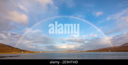 Isle of Lewis und Harris, Schottland: Ein Regenbogen überspannt die weitläufige Bucht von Luskentire Beach auf South Harris Island Stockfoto